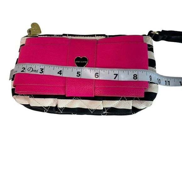 Betsey Johnson Be Mine Quilted Heart Wristlet w Pink Bow & Zip Closure - Picture 7 of 8